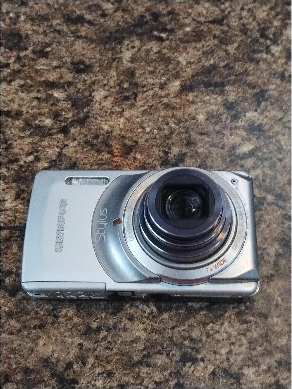 Olympus Stylus 7010 12MP Digital Camera 7x Optical Zoom - Silver